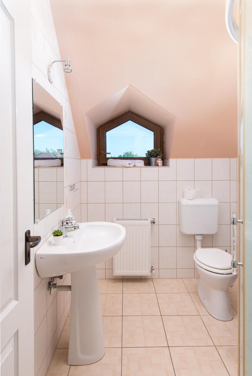 Aranylo Apartmanhaz ハイデゥソボスロー エクステリア 写真